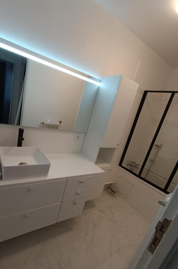 Chelles Centre Ville 2 Chambres Pres Des Bords De Marne 10 Minutes A Pieds De La Gare De Chelles-Gournay 5 Minutes De La Gare De Vaires-Sur-Marne 20 Minutes De Disneyland Jusqu'A 5 Couchages Possibles Luaran gambar