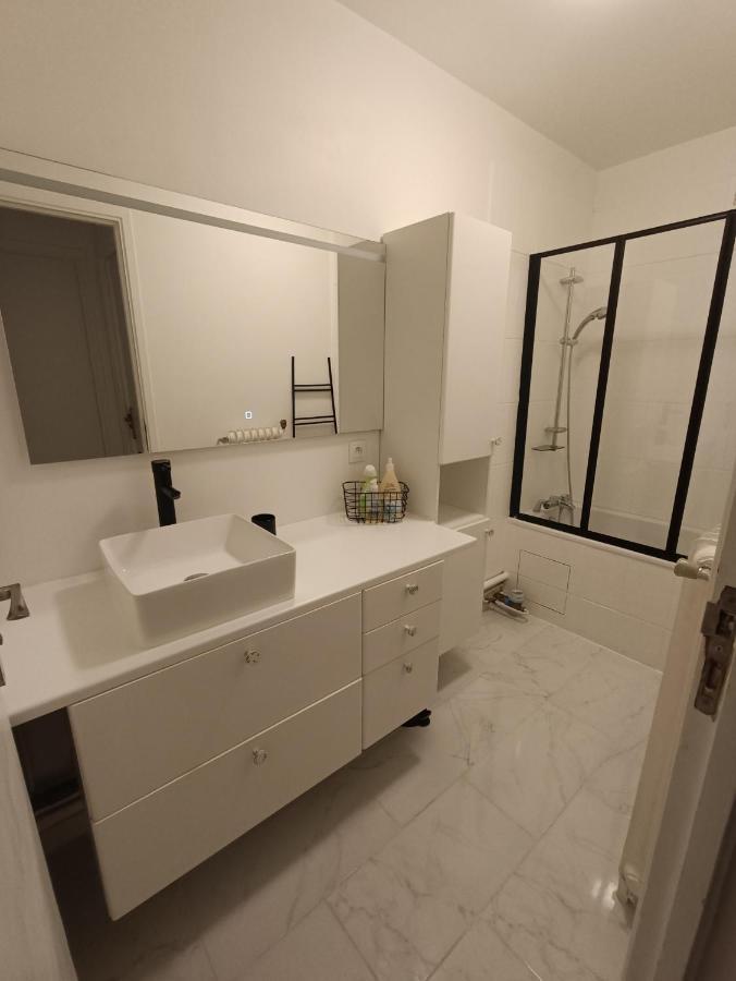 Chelles Centre Ville 2 Chambres Pres Des Bords De Marne 10 Minutes A Pieds De La Gare De Chelles-Gournay 5 Minutes De La Gare De Vaires-Sur-Marne 20 Minutes De Disneyland Jusqu'A 5 Couchages Possibles Luaran gambar